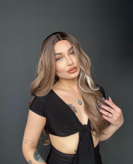 Kumral Perçemleri sarı ışıltılı Tepe kısmı cilt görünümlü Medikal Peruk Suzan peruk