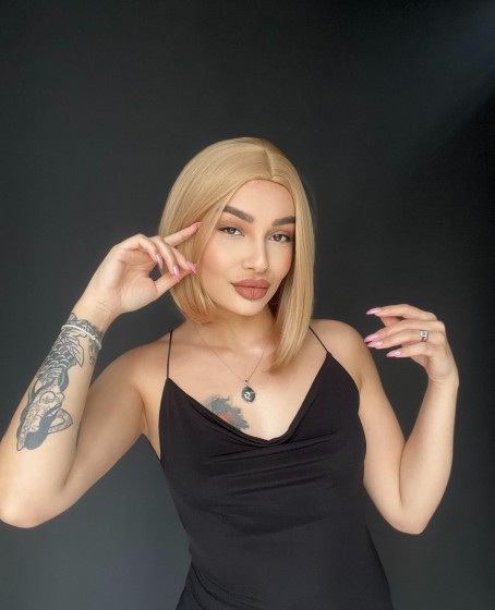 Perçemsiz Bob Kesim Tepe Kısmı cilt görünümlü Medikal Peruk Küllü sarı