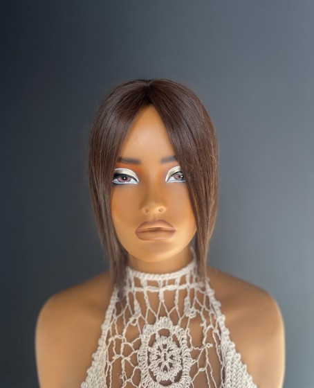 Tepe kısmı cilt görünümlü sabit ayrımlı gerçek saç tepelik