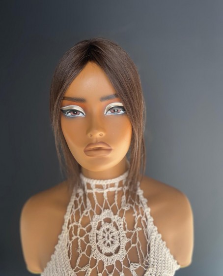 Tepe kısmı cilt görünümlü sabit ayrımlı gerçek saç tepelik