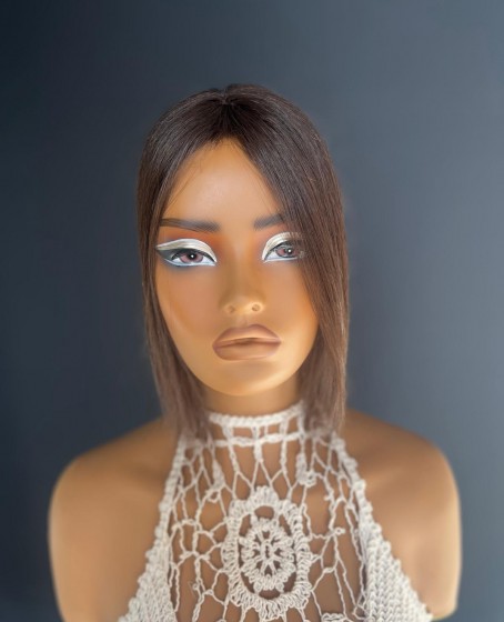 Tepe kısmı cilt görünümlü sabit ayrımlı gerçek saç tepelik