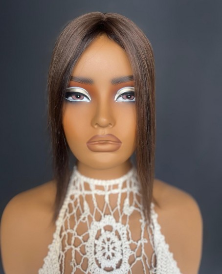 Tepe kısmı cilt görünümlü sabit ayrımlı gerçek saç tepelik