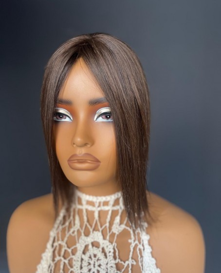 Tepe kısmı cilt görünümlü sabit ayrımlı gerçek saç tepelik