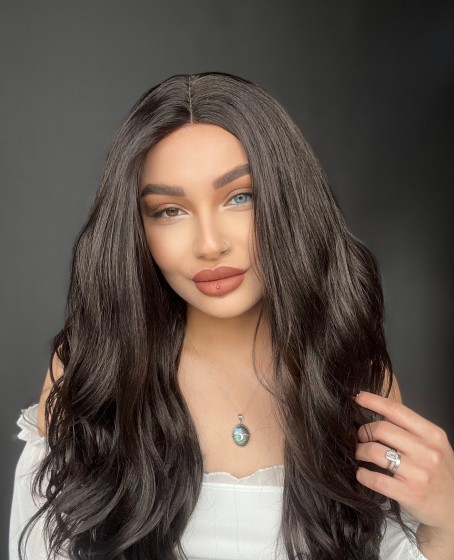 Geniş havalı dalgalara sahip tül peruk