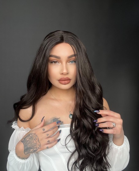 Geniş havalı dalgalara sahip tül peruk