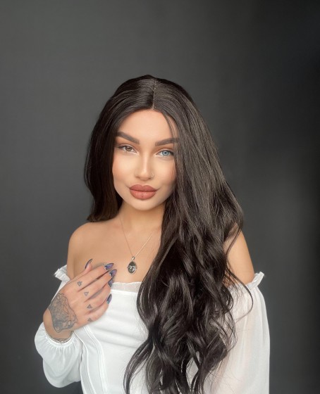 Geniş havalı dalgalara sahip tül peruk