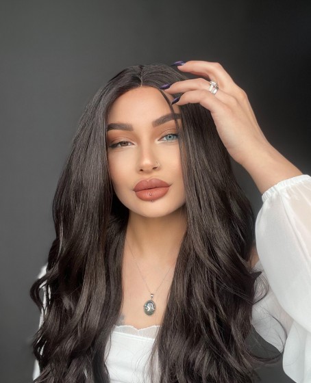 Geniş havalı dalgalara sahip tül peruk