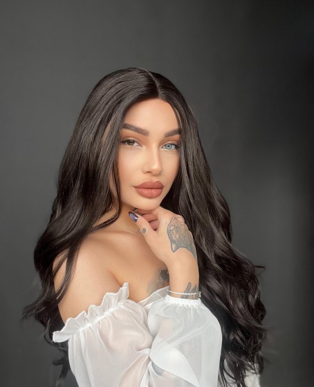 Geniş havalı dalgalara sahip tül peruk