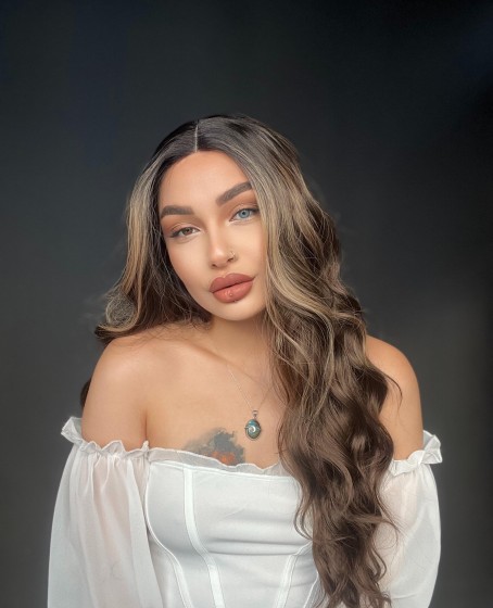 Kumral ışıltılı Tül peruk Doğal görünümlü Fiber peruk