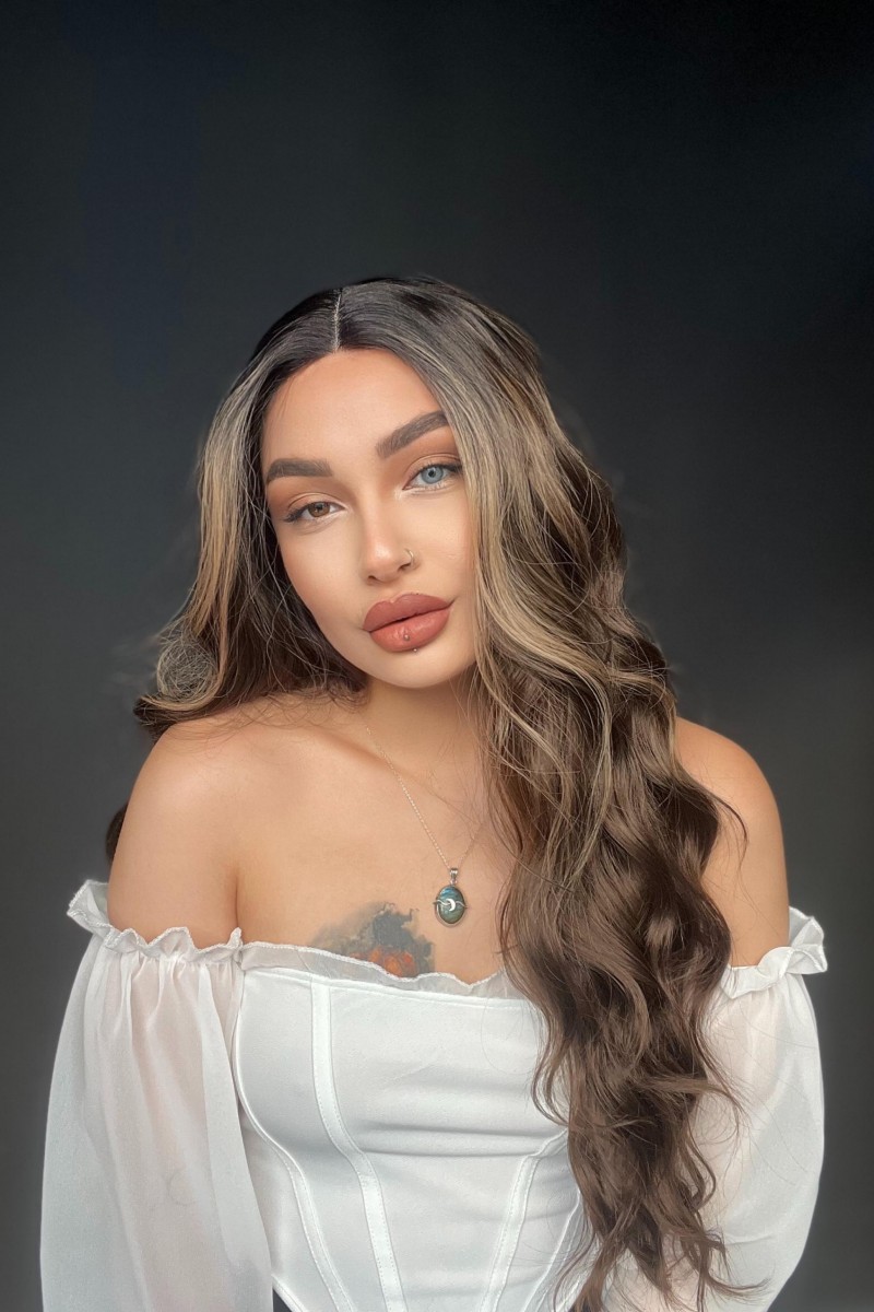 Kumral ışıltılı Tül peruk Doğal görünümlü Fiber peruk